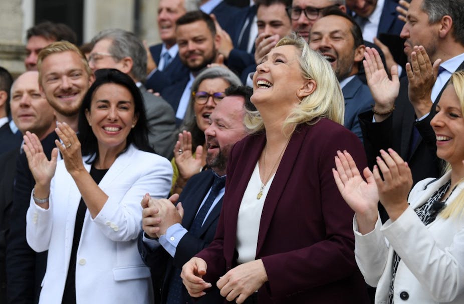 Marine Le Pen entourée des autres députés RN e 22 juin 2022