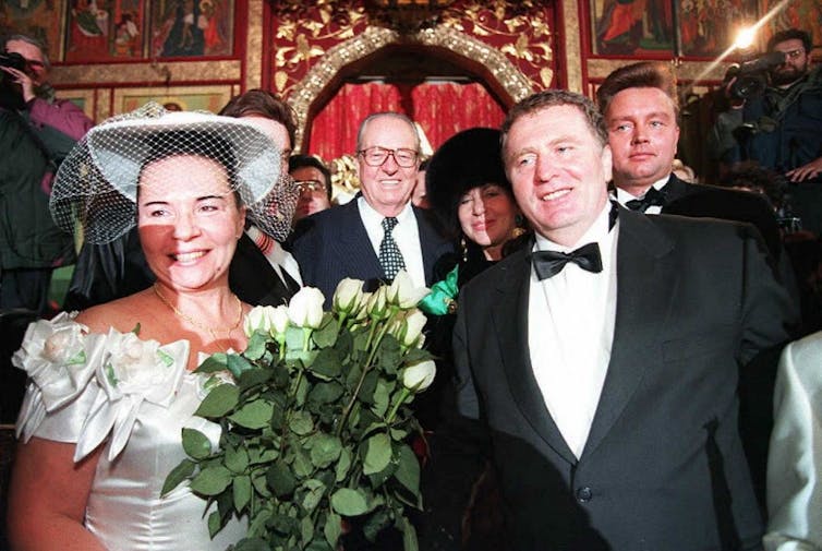 L’homme politique ultranationaliste Vladimir Zhirinovsky et sa femme Galina posent en présence de Jean-Marie Le Pen et son épouse Jeannie à l’église de l’Archange Mikhail le 11 février 1996