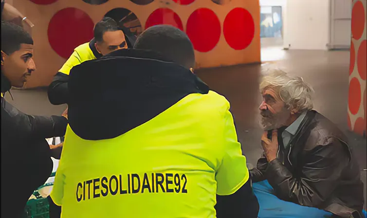 Des jeunes habitants des Hauts-de-Seine en maraude pour venir en aide à des personnes sans domicile fixe