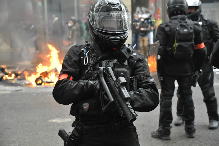 Des membres de la BRAV-M de la Police nationale lors d'une manifestation le 1er mai 2021.