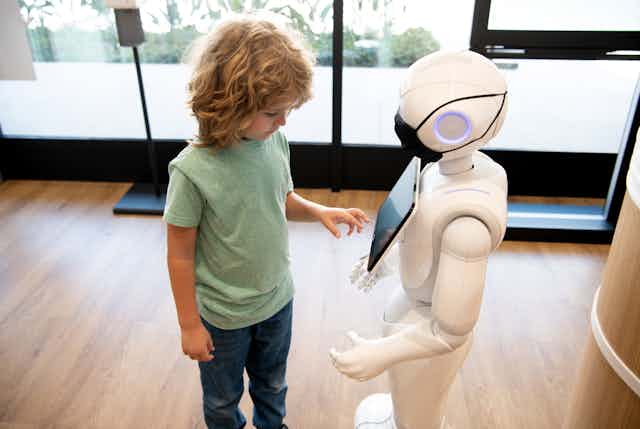 enfant interagit avec un robot