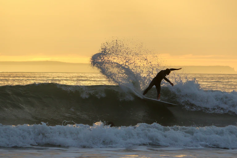 surfeur sur une vague
