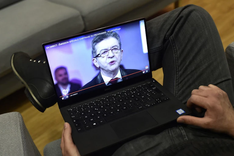 Un homme regarde une vidéo Youtube de Jean Luc Mélenchon