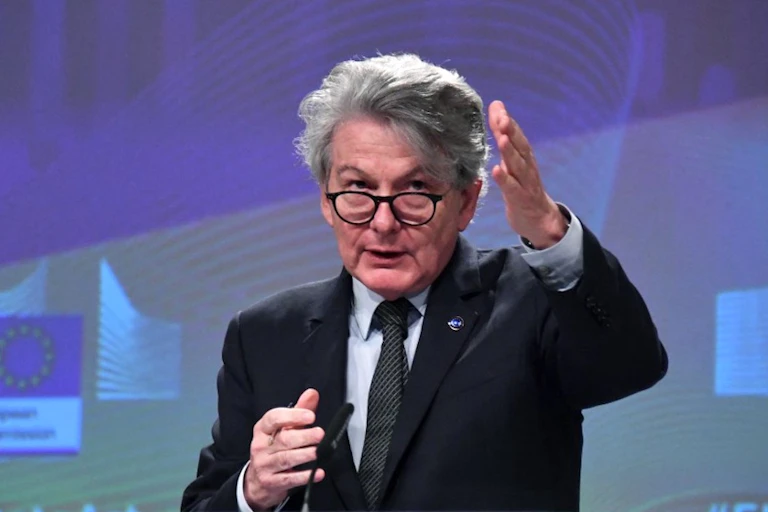 Le commissaire européen chargé du marché intérieur, Thierry Breton, lors d'une conférence de presse en février 2022.