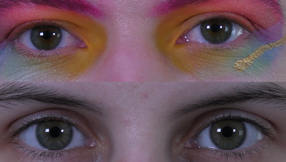 Deux paires d'yeux, celle du dessus est maquillée avec plusieurs couleurs.