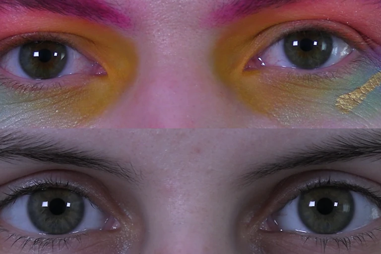 Deux paires d'yeux, celle du dessus est maquillée avec plusieurs couleurs.
