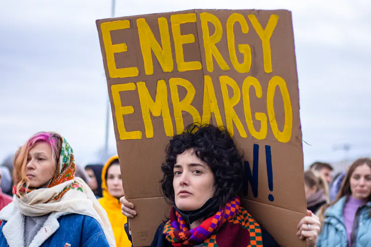Manifestation pacifique contre la guerre en Ukraine, à Berlin le 7 avril 2022. Une jeune femme tient un carton où l’on lit « energy embargo »