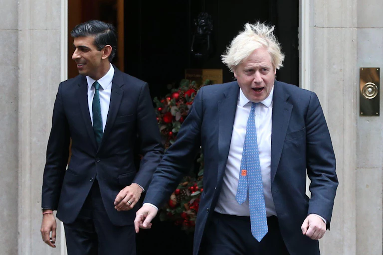 Rishi Sunak y Boris Johnson saliendo a paso ligero de Downing Street.