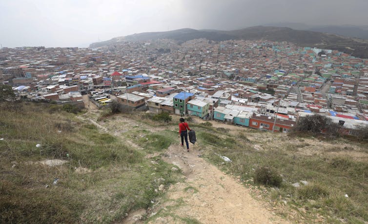 Una mujer camina por un sendero en la zona de Ciudad Bolívar, al sur de Bogotá, Colombia, en 2020