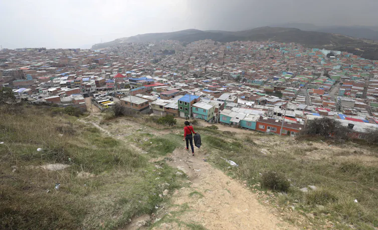 Una mujer camina por un sendero en la zona de Ciudad Bolívar, al sur de Bogotá, Colombia, en 2020