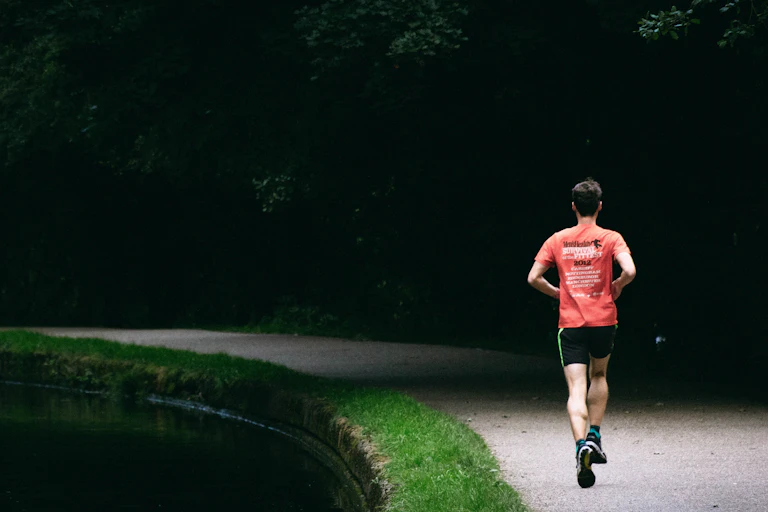 Un coureur sur un chemin au bord de l'eau