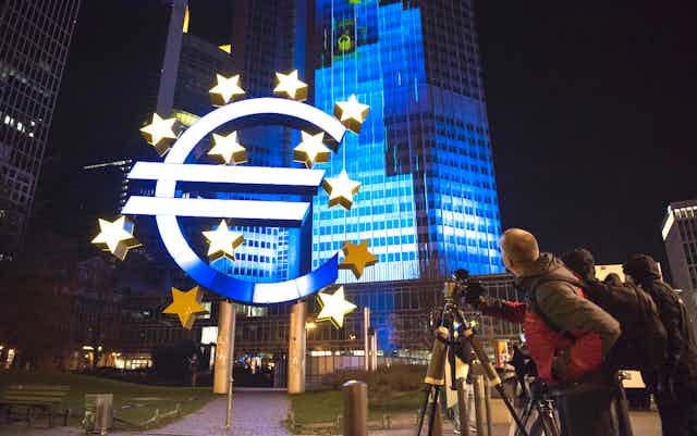 Siège de la BCE illuminé de nuit.