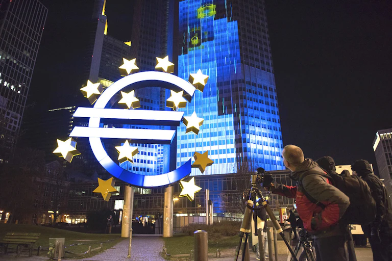 Siège de la BCE illuminé de nuit.