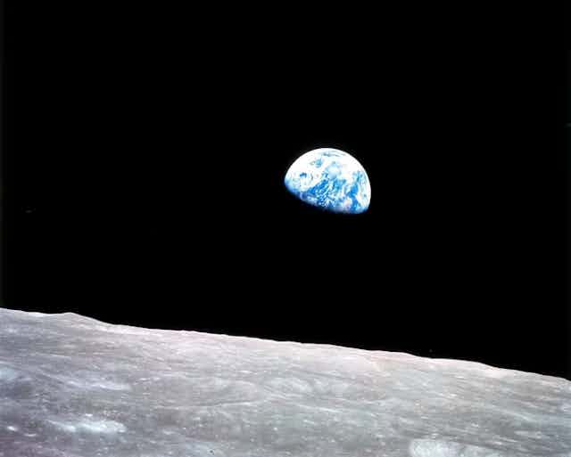 Pemandangan Bumi dengan permukaan bulan di bingkai bawah