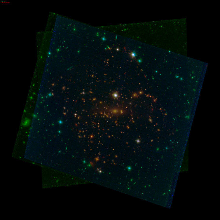 SMACS 0723 è un ammasso di enormi galassie che ingrandiscono la luce in primo piano e la distorcono per gli oggetti dietro di loro