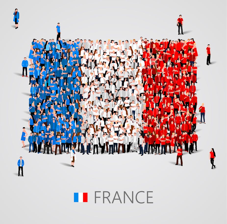 Rassemblement de personnes aux couleurs du drapeau français.