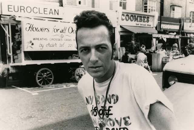 Black and white picture of Joe Strummer. 