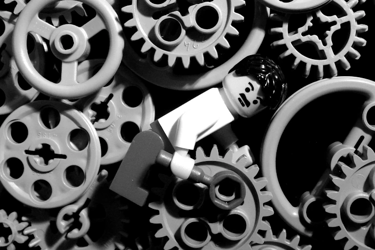 Un bonhomme en légo dans un rouage reproduit l'affiche iconique des Temps modernes de Chaplin