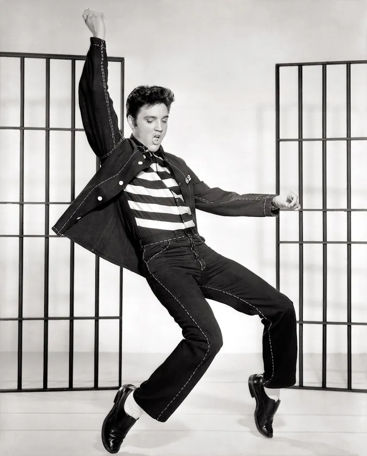 Photo en noir et blanc, un homme danse