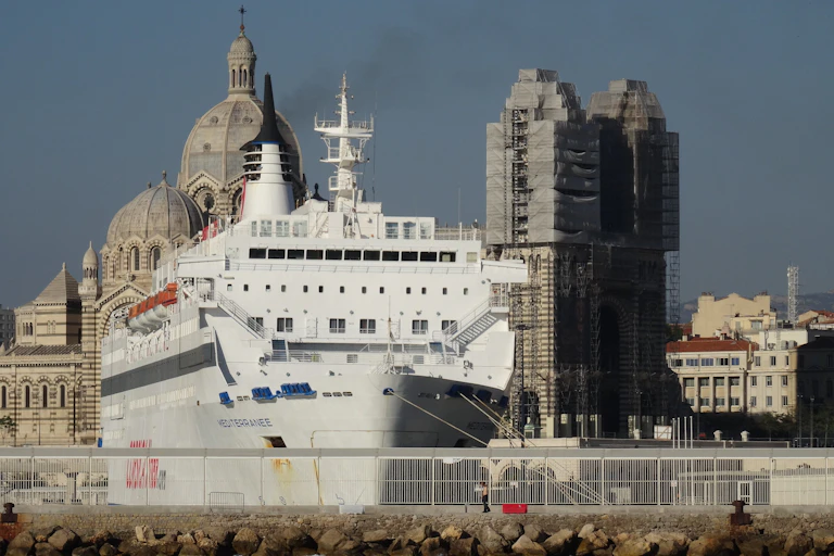 Bateau de croisière devant la cathédrale de Marseille, 2016.