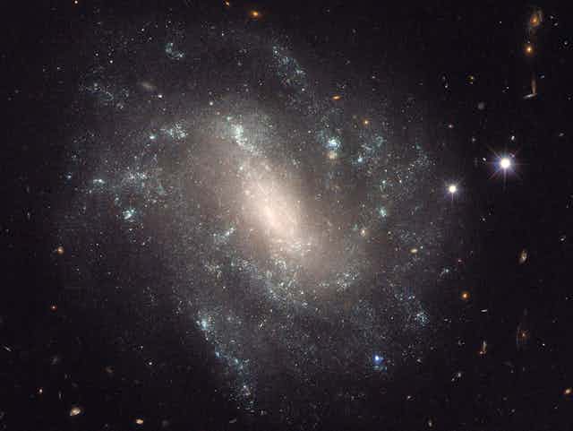 Une des galaxies étudiées par le télescope spatial Hubble pour déterminer la vitesse d'expansion de l'univers.