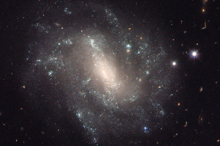 Une des galaxies étudiées par le télescope spatial Hubble pour déterminer la vitesse d'expansion de l'univers.