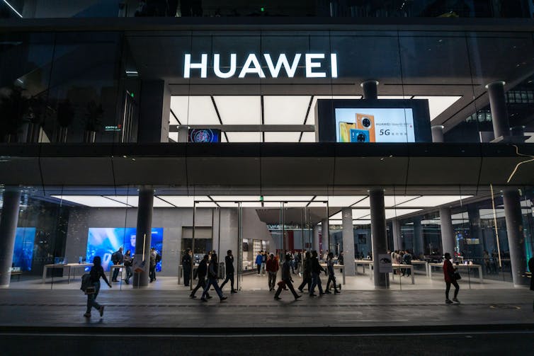 A store front with the name Huawei above it