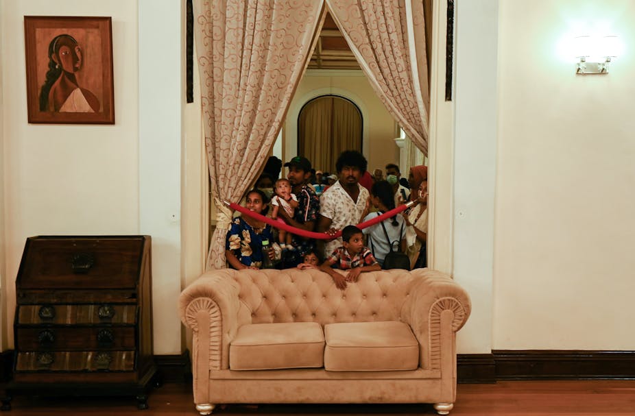 Des familles 'visitent' la résidence officielle du président du Sri Lanka Gotabaya Rajapaksa q
