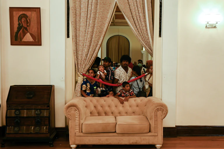 Des familles 'visitent' la résidence officielle du président du Sri Lanka Gotabaya Rajapaksa q