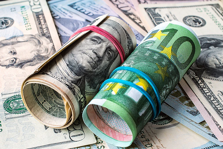 Dollars et euros en billets.