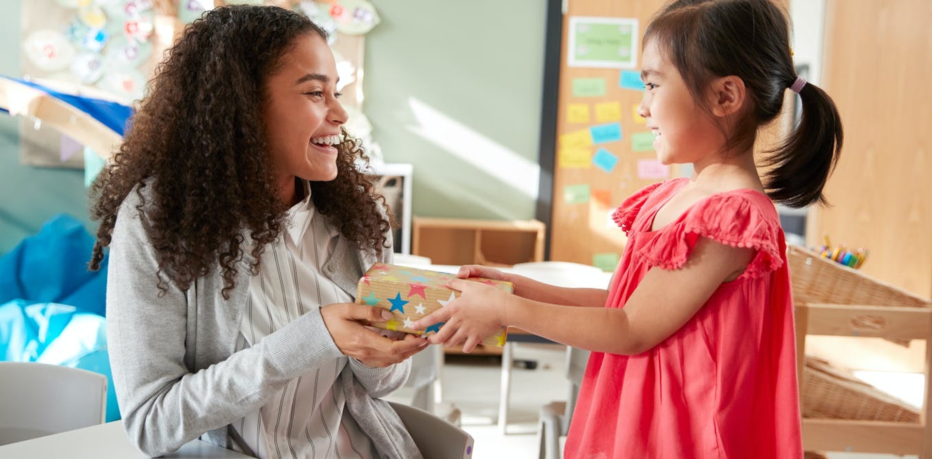 Apakah Anda berencana memberi hadiah kepada guru sebagai rasa terima kasih? Pahami beberapa hal ini supaya tetap etis