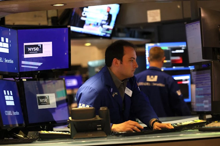 Traders à la Bourse de New York pendant la séance du 8 juin 2022.