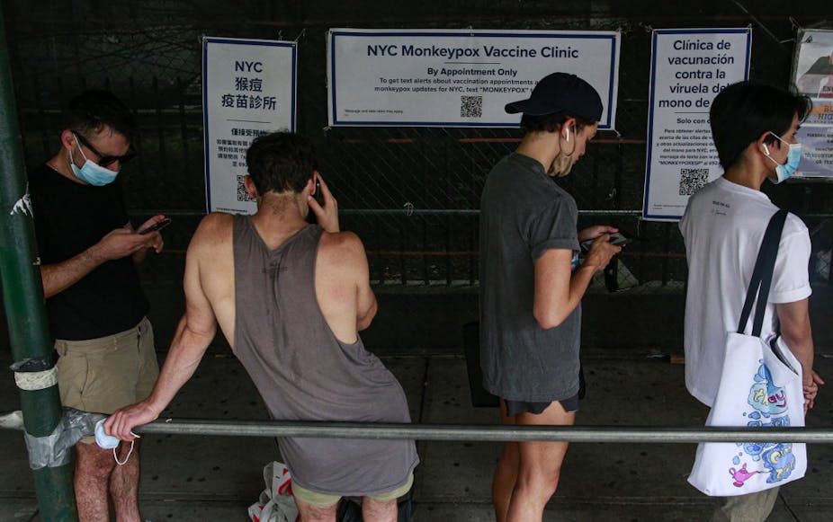 Des gens font la queue pour recevoir le vaccin contre la variole du singe, devant un centre de vaccination à Brooklyn, New York, le 17 juillet 2022. En France, le gouvernements a également ouvert de tels centres pour tenter de juguler l’épidémie.