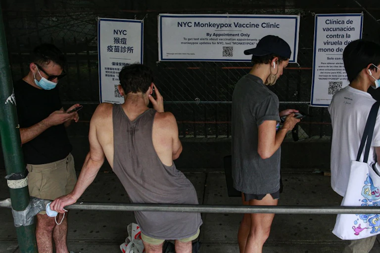 Des gens font la queue pour recevoir le vaccin contre la variole du singe, devant un centre de vaccination à Brooklyn, New York, le 17 juillet 2022. En France, le gouvernements a également ouvert de tels centres pour tenter de juguler l’épidémie.