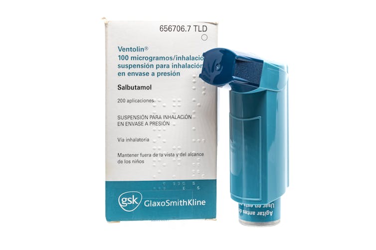 Gros plan sur une pompe de salbutamol