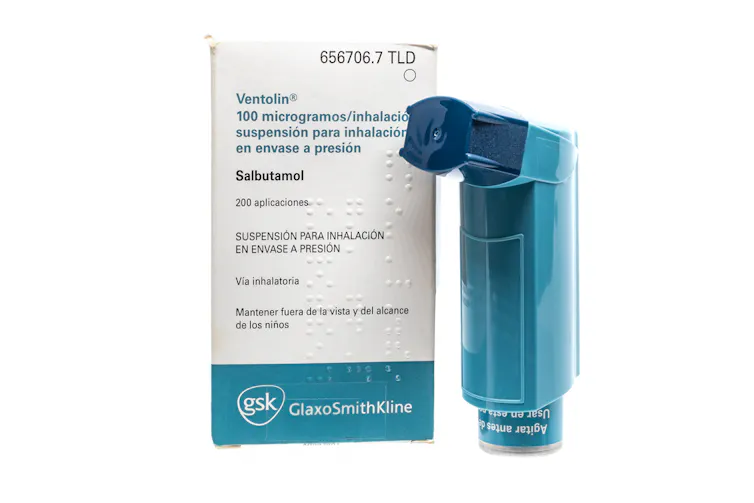 Gros plan sur une pompe de salbutamol
