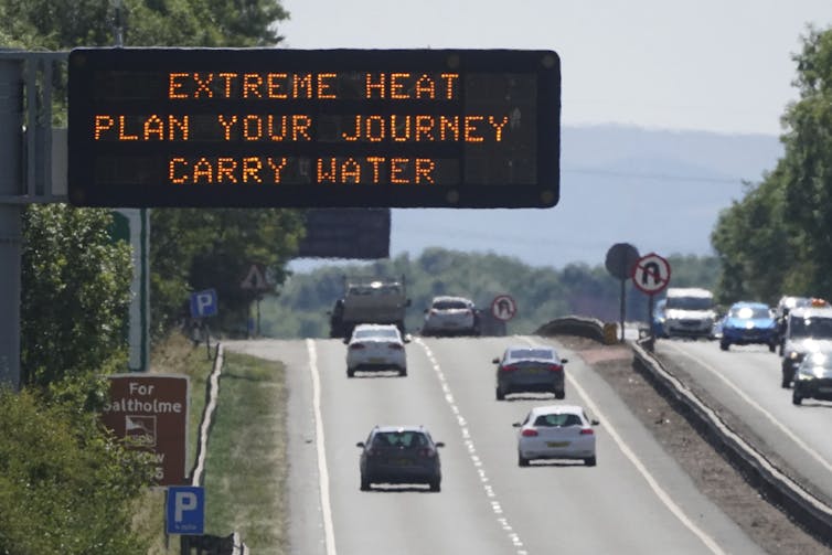 sign on highway warns motorists about extreme heat