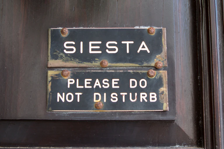 A sign saying: siesta, please do not disturb.