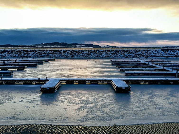 Des quais glacés dans une mer en glace