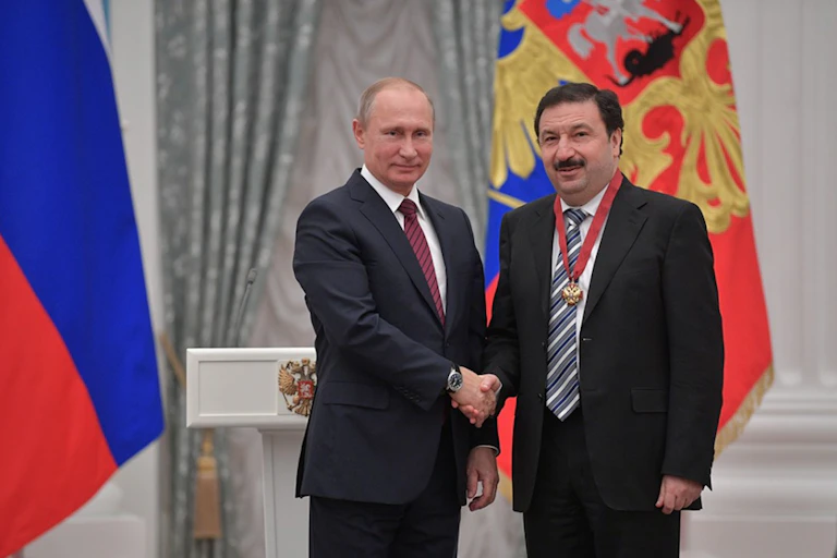 Vladimir Poutine serre la main de Vladimir Maou