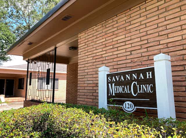 A brick building with a sign in front of it that says 'Savannah Medical Clinic.'