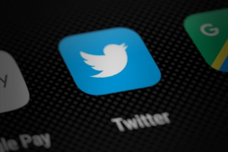 Application Twitter sur un téléphone portable.