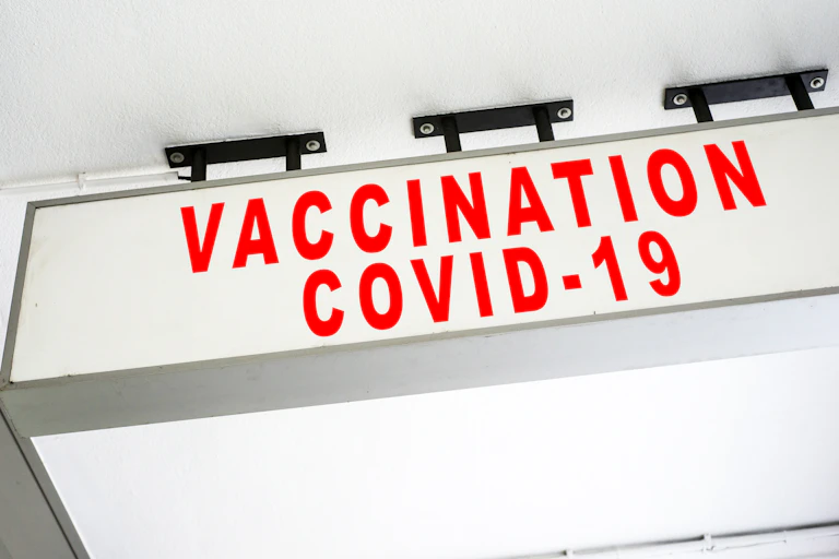 Panneau lumineux "vaccination Covid-19"
