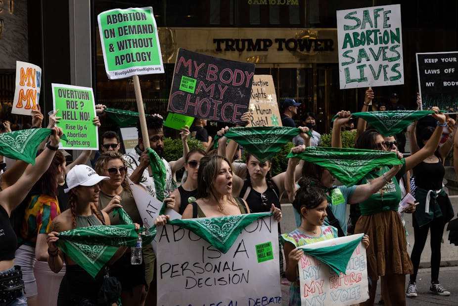 Le 9 juillet 2022, des militantes du droit à l'avortement protestent contre l'arrêt de la Cour suprême sur le droit à l'avortement, à New York.