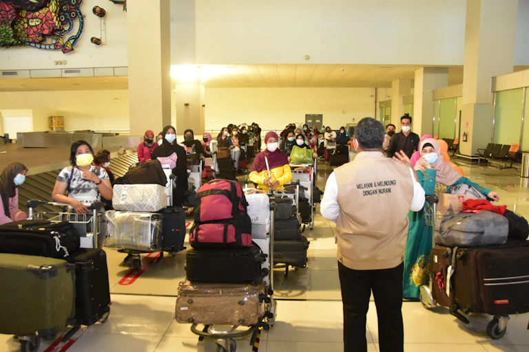 Pekerja migran Indonesia menjalani karantina setelah kepulangan.