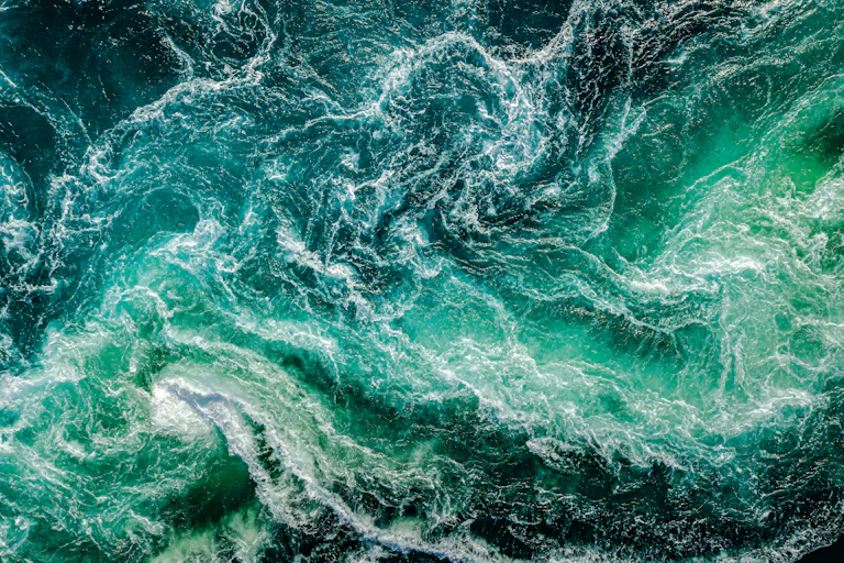 Vista cenital de un mar bravío.
