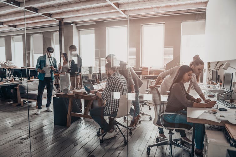 Un ambiente de oficina ocupado.