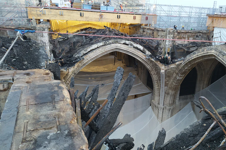 Voûtes et décombres de Notre-Dame.