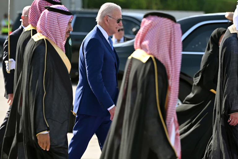 Joe Biden à l'aéroport de Djeddah le 16 juillet 2022.