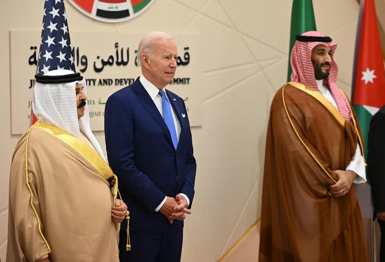 Joe Biden entouré du roi de Bahreïn Hamad ben Isa ben Salmane al-Khalifa et du prince héritier saoudien Mohammed ben Salmane